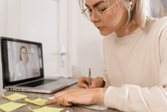 imagen de personas trabajando en la escucha activ hacia sus clientes