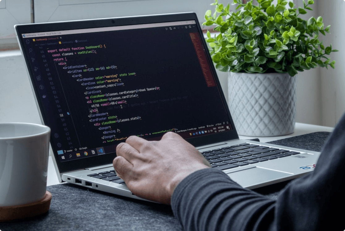 imagen de persona con una laptop escribiendo codigo