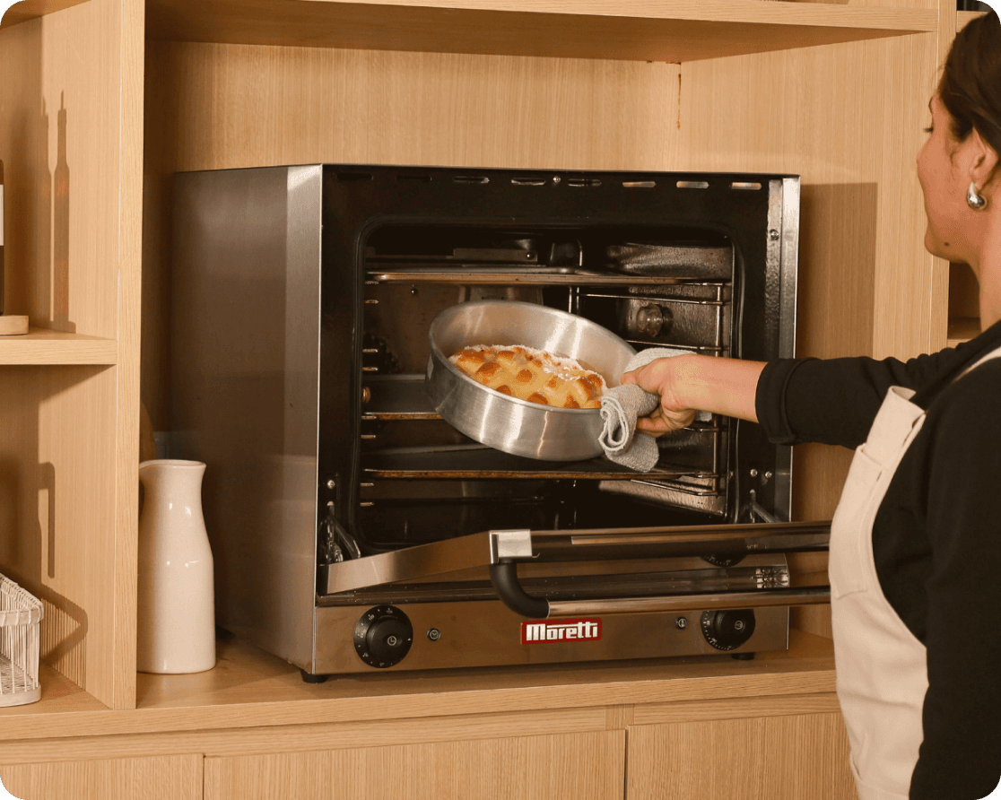 Mujer usando un horno de Moretti